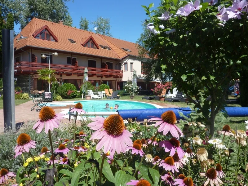 Zsanett Hotel – Balatonkeresztúr – Virágok és pihenés
